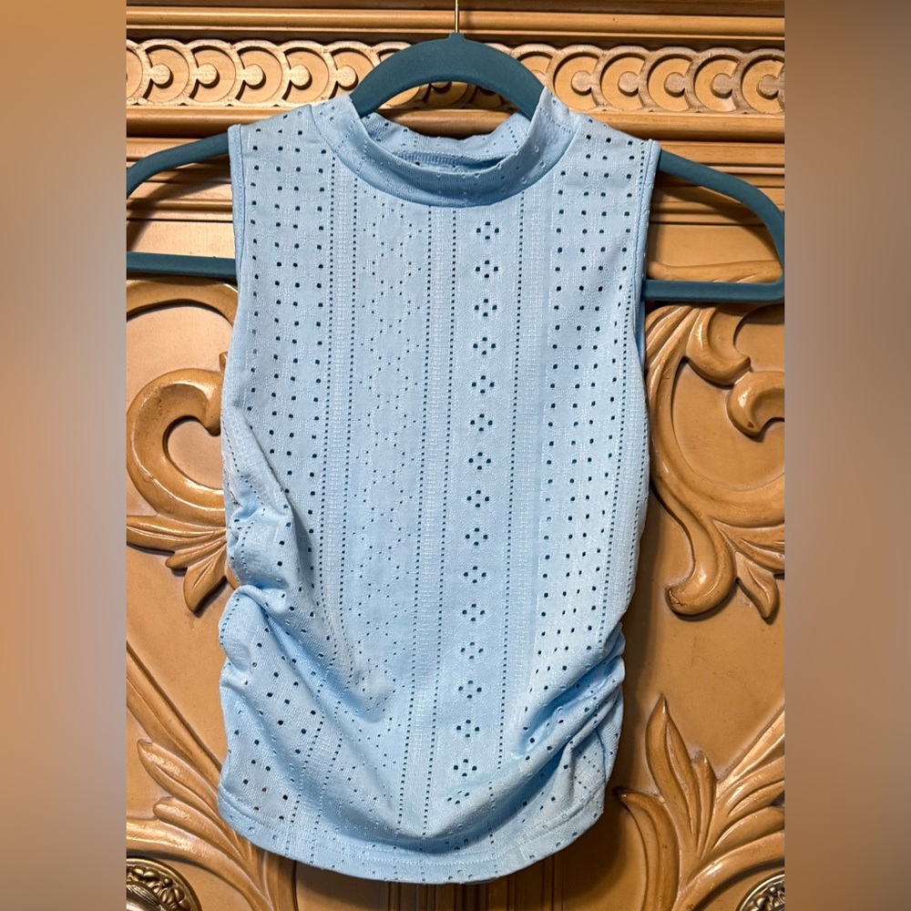 Top w/cinched sides in Light Blue Sleeveless Eyelet Sz small nwot